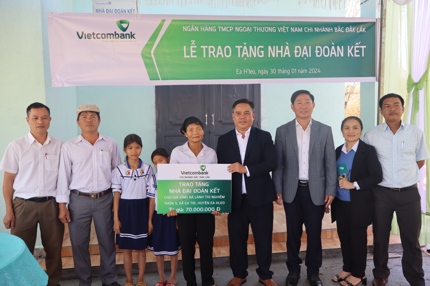 Lễ trao tặng nhà Đại đoàn kết cho hộ nghèo ở xã Ea Tir